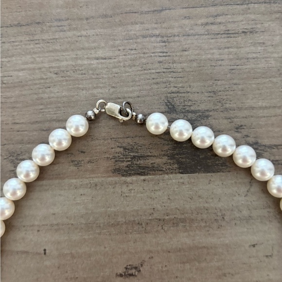 Vintage White Faux Pearl Necklace - Picture 6 of 6